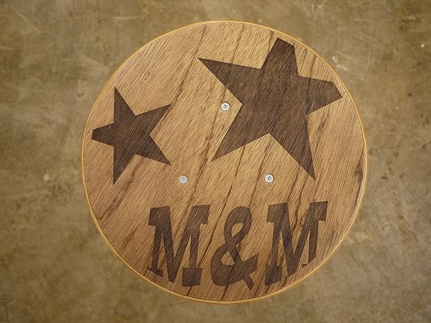m&m furniture 丸スツール(小)-レーザー彫-（星M&Mロゴ））BK | 奈良市 