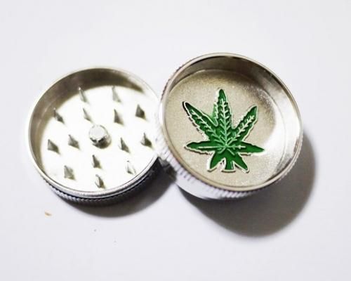 喫煙雑貨 ミニサイズの携帯用メタル グラインダー 緑の大麻草柄 Reggae Mart レゲエファッションとレゲエグッズの通販ネットショップ レゲエ マート