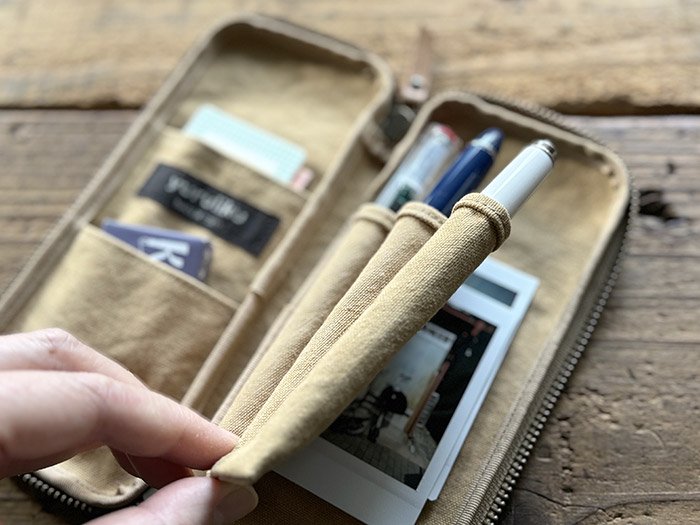 「特別なペン・3本」を収納する、大人の3本差しペンケース｜FLAT tool case / 3 Pens