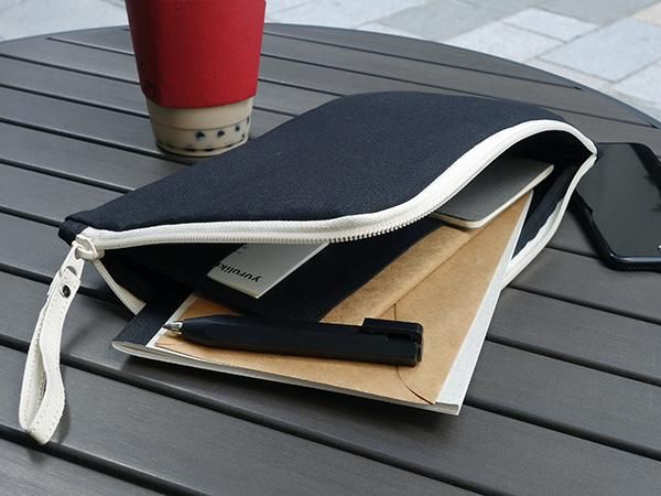 ファイリングして持ち歩く、実用的なA5サイズのフラットポーチ