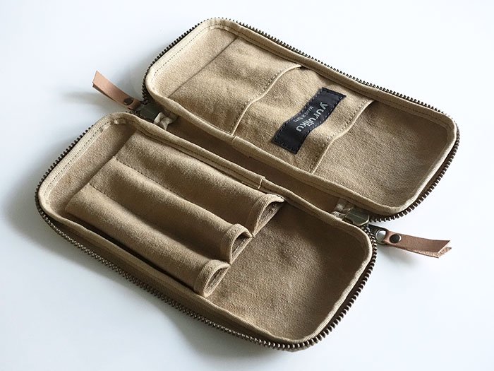 「特別なペン・3本」を収納する、大人の3本差しペンケース｜FLAT tool case / 3 Pens